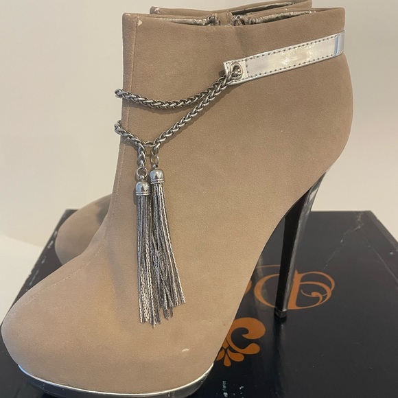 NWT Dereon ankle boots. Women’s 8. - Picture 3 of 7